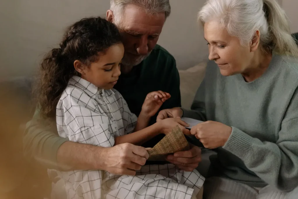 Abuelos con su nieta en casa