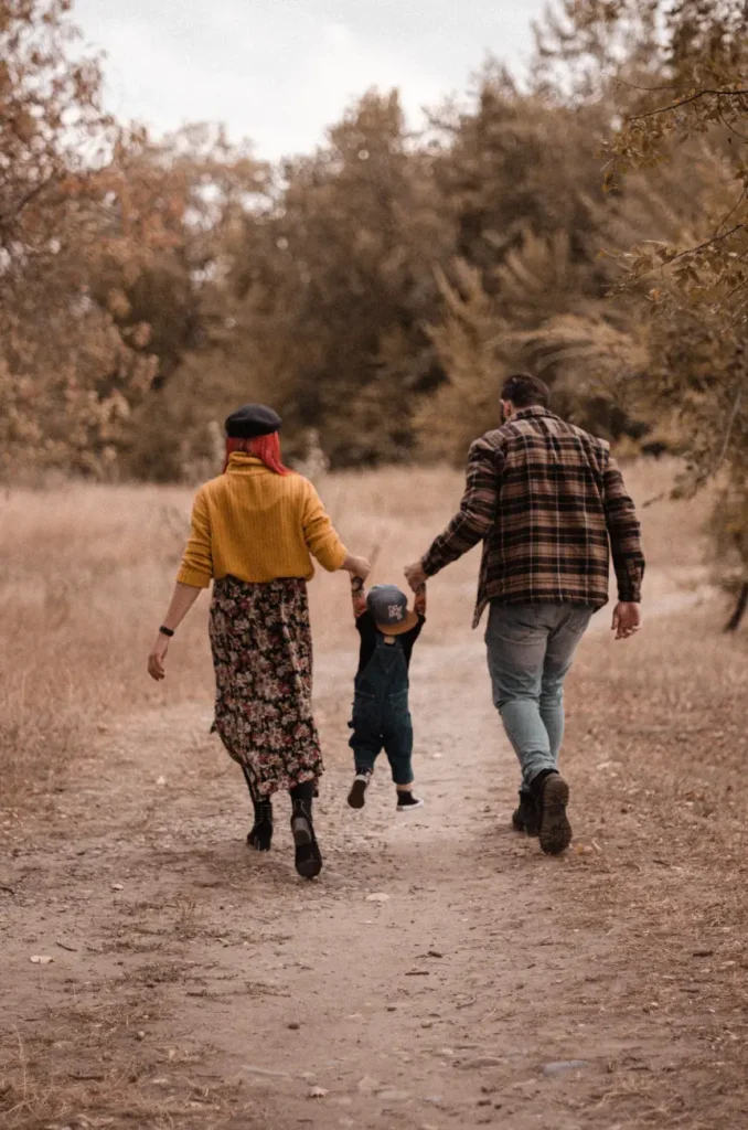 Familia paseando por el campo con su hijo